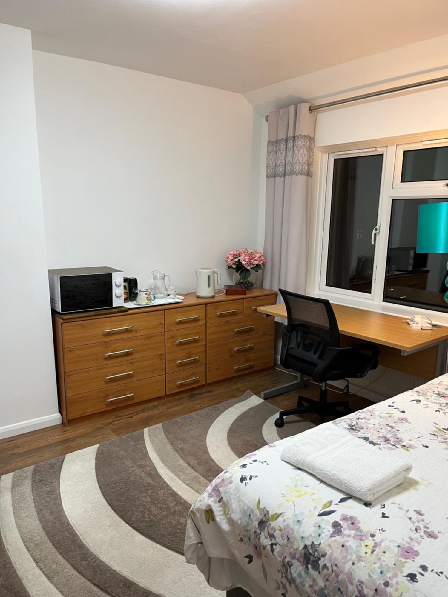House In Centre With Free Parking Homestay *