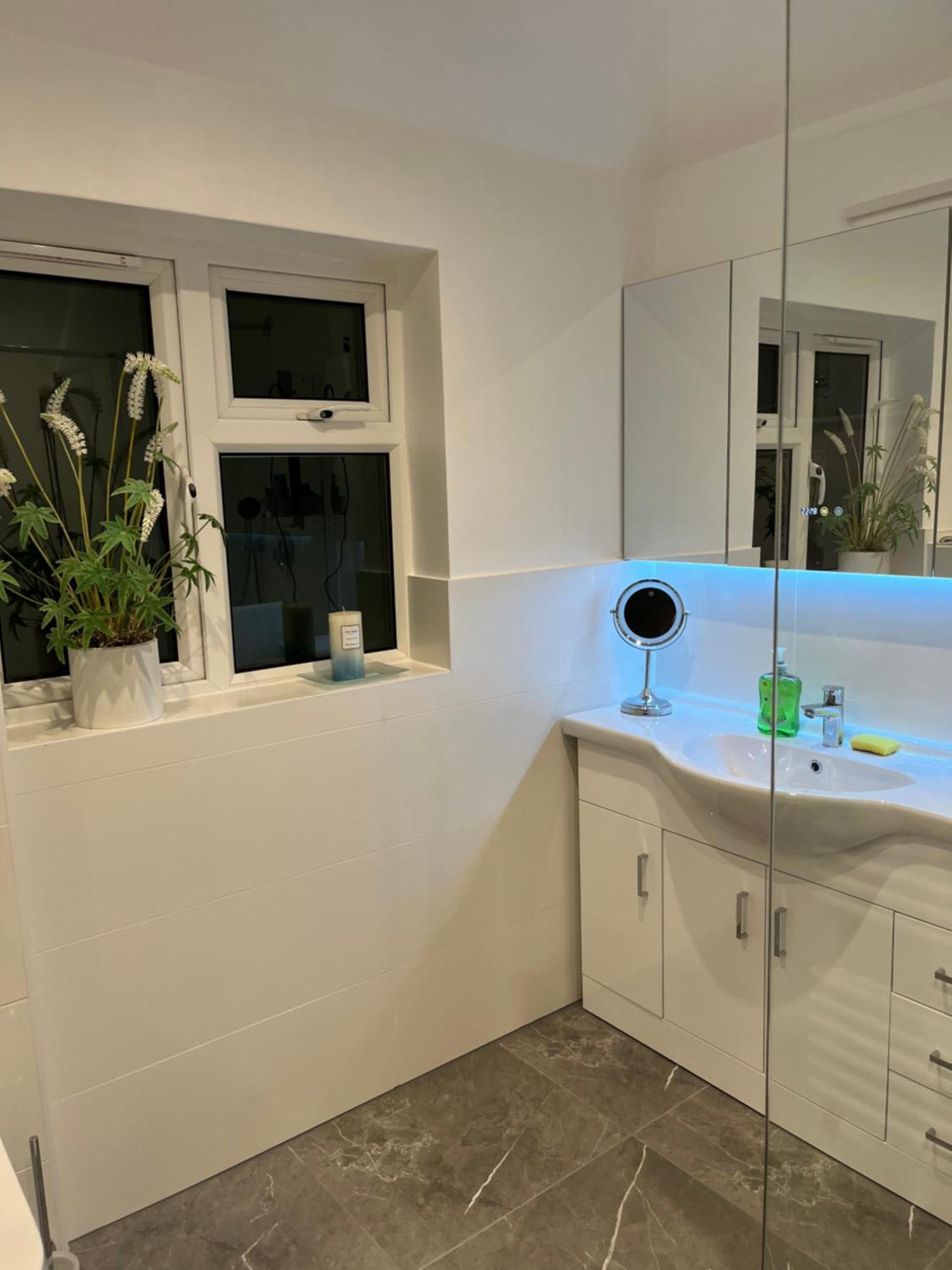House In Centre With Free Parking Homestay